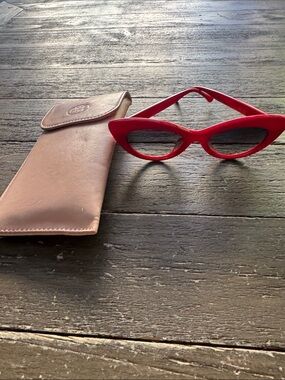Red Cat-Eye Sunglasses with Brown Case - Unbranded - Grap eyewear